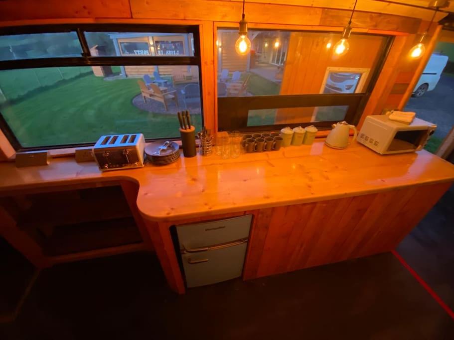 IrvinestownSleeps 6/bus/hottub/sauna/Pets/Hens的厨房设有微波炉和窗户。
