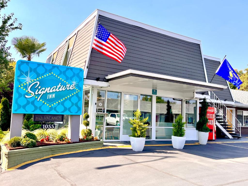 尤金Signature Inn Eugene的带有美国国旗的商店入口