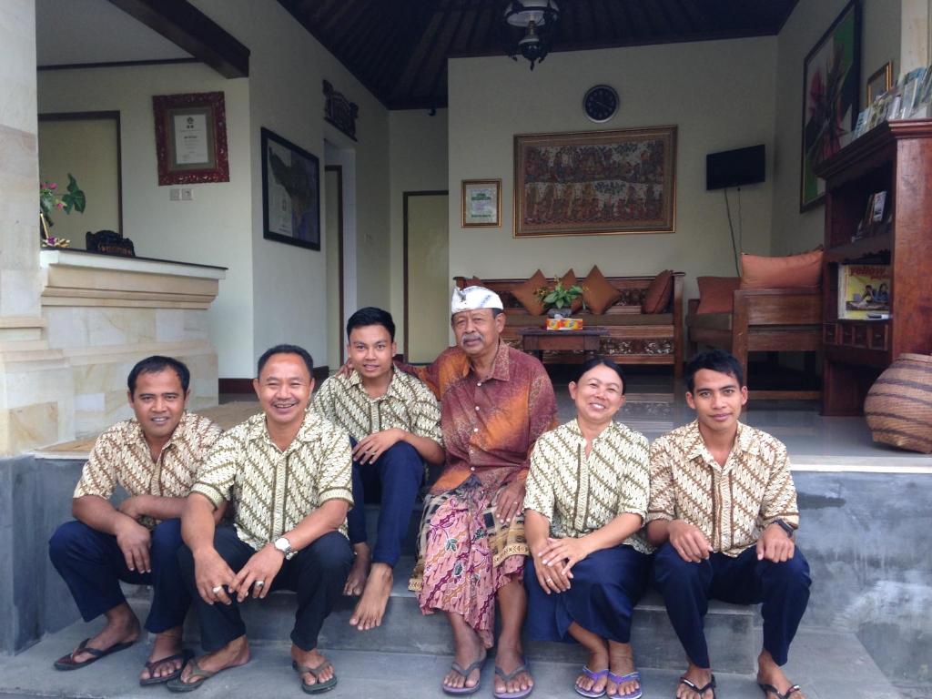 乌布巴厘岛微风别墅酒店的一群人摆出一张照片