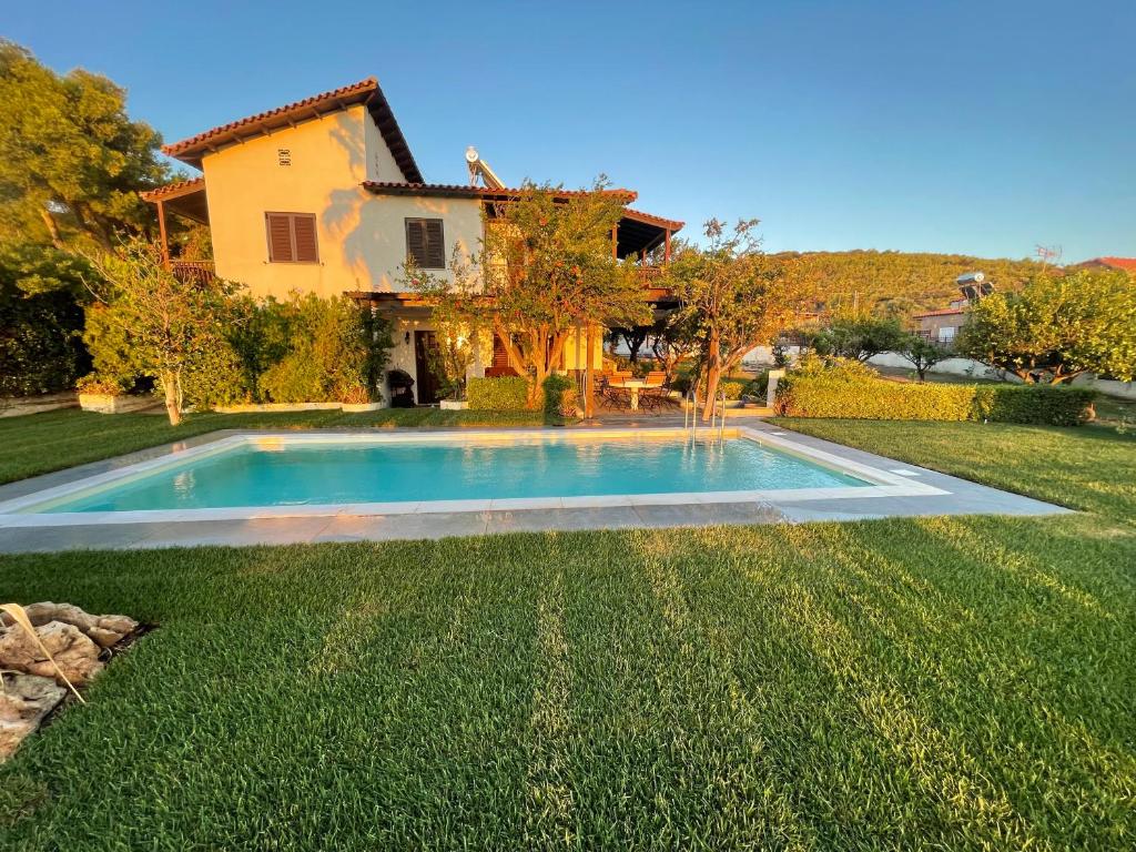 苏尼翁Villa Sounio的一座房子的院子内的游泳池