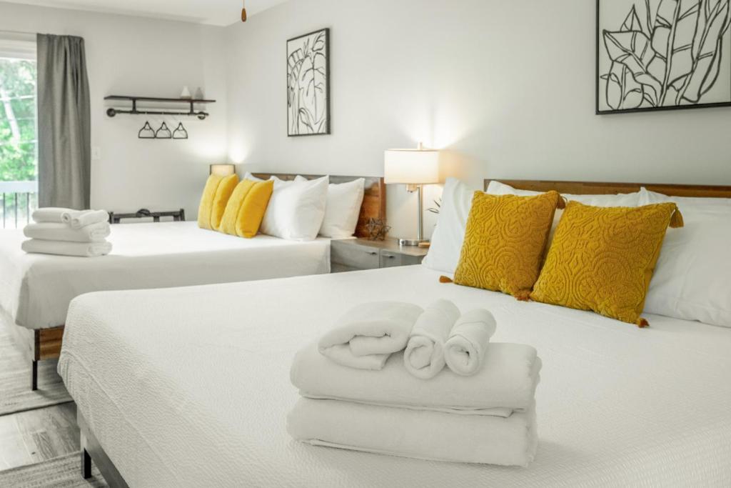 查塔努加02 The Wright Suite - A PMI Scenic City Vacation Rental的一间卧室配有两张带毛巾的床
