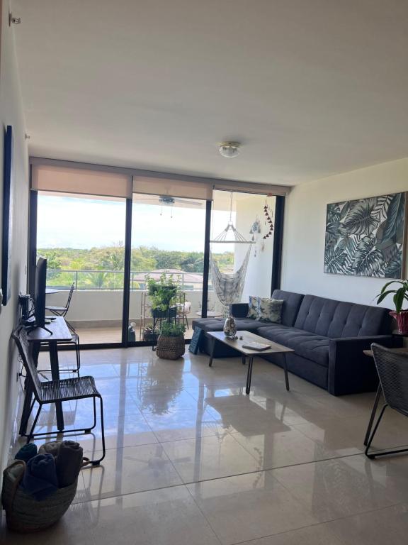 圣卡洛斯Acogedor apartamento de playa en Casamar para 4的客厅配有沙发和桌子