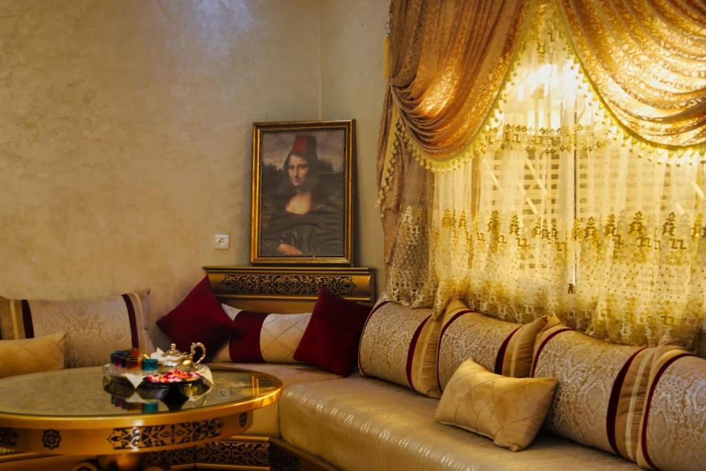 乌季达Magnifique Villa tout confort proche du Centre-ville的客厅配有沙发和桌子