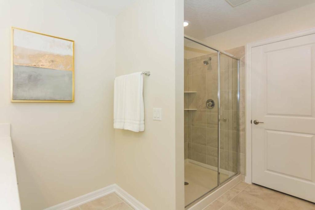 基西米Dream Apartment at Storey Lake SL47311的带淋浴和玻璃淋浴间的浴室(位于后门)