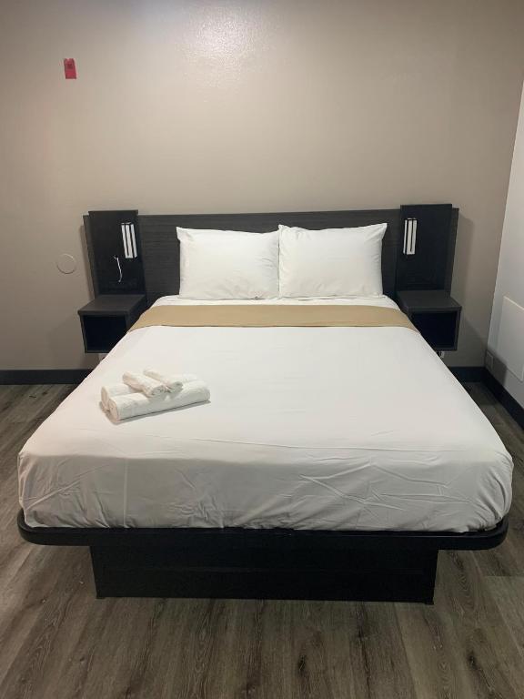 彭萨科拉HomeStay Lodge的床上有两条白色毛巾