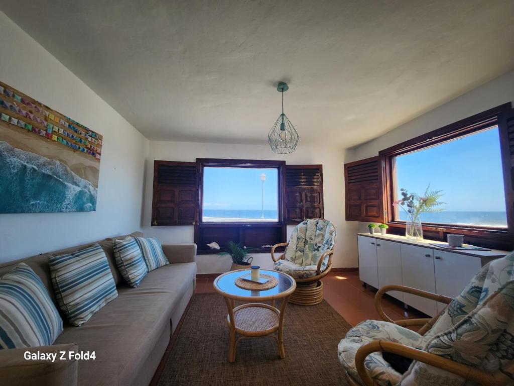 卡勒达德福斯特Villa Salada on the Ocean Shore的客厅配有沙发和桌子