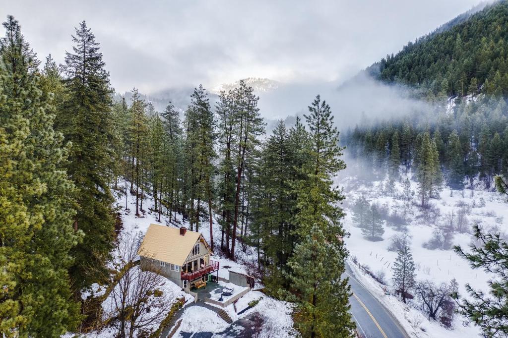 莱文沃思Leavenworth Mountain View Cabin w/ Space to Hike的雪覆盖森林中间的房子