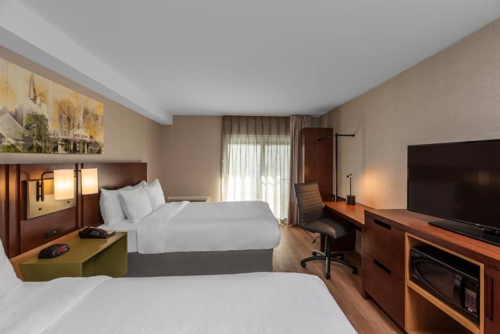 德赖登缀丹康福特茵酒店的酒店客房设有两张床和一台平面电视。