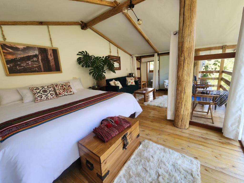 库斯科Spirit Of The River Lodge的一间带大床的卧室和一间客厅