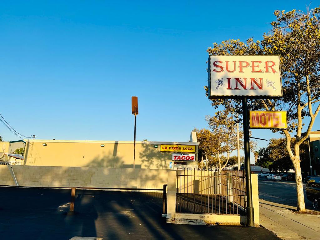 波莫纳Super Inn motel By Downtown Pomona的街道边超级旅馆标志
