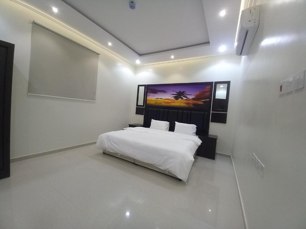 布赖代شقق مفروشة - توافيق的卧室配有一张白色的床和大屏幕