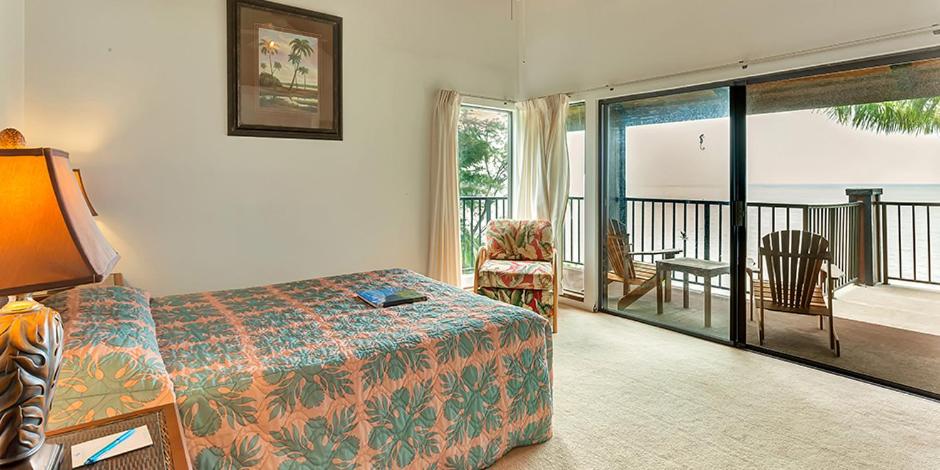 考纳卡凯Molokai Shores by HI的酒店客房设有一张床和一个阳台。