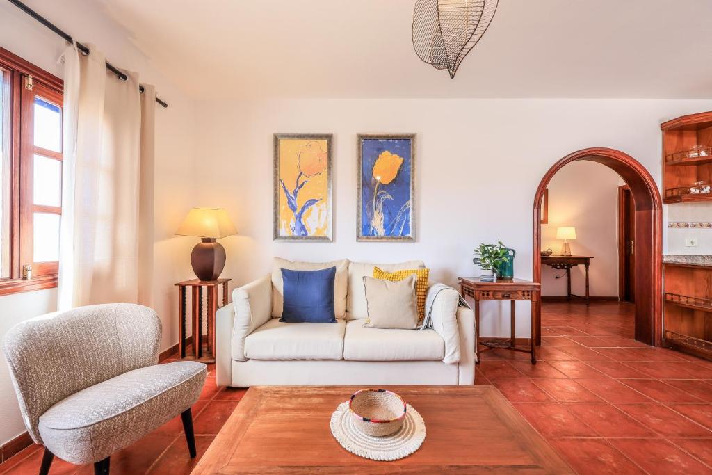 Caleta de CaballoSweet Marea的客厅配有白色的沙发和椅子