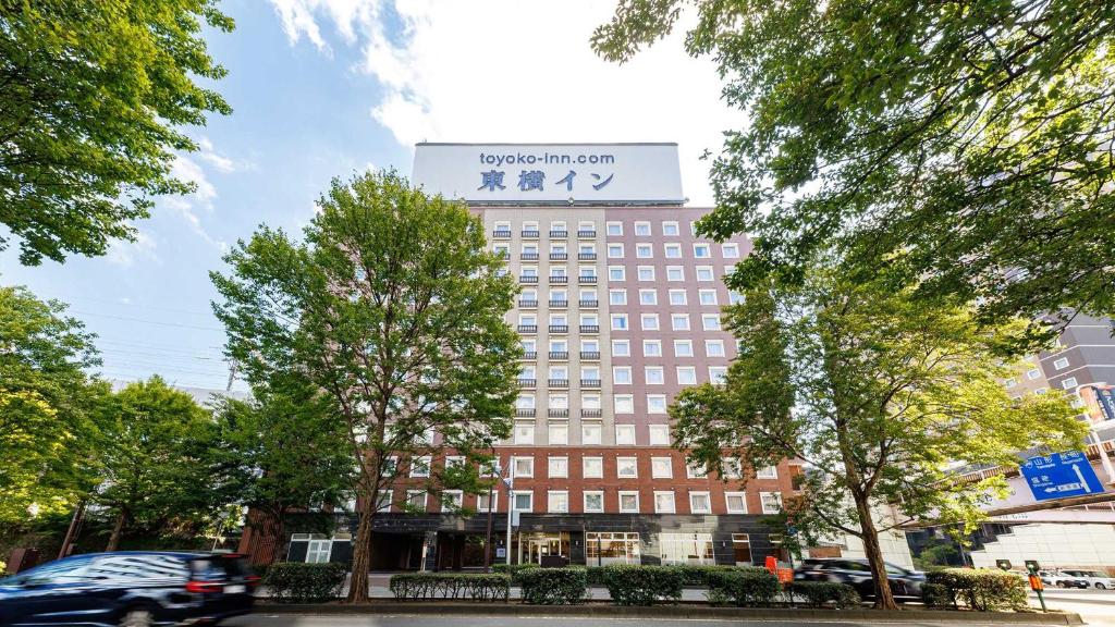 仙台Toyoko Inn Sendai eki Nishi guchi Chuo的上面有标志的建筑