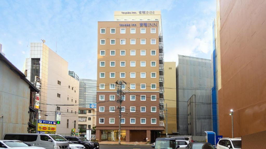 名古屋Toyoko Inn Nagoya-eki Sakuradori-guchi Shinkan的城市中心高楼