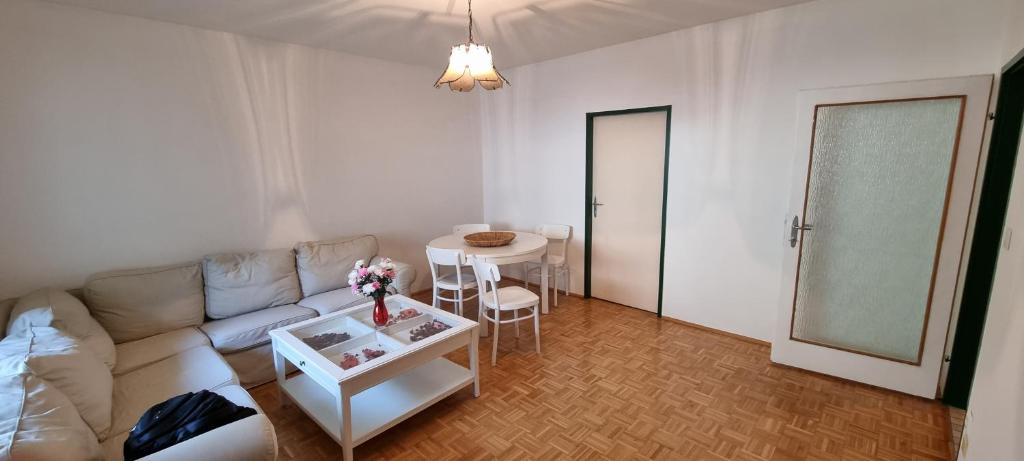 Apartment in Fischamend 2 Bedroom (3 Beds)的客厅配有沙发和桌子