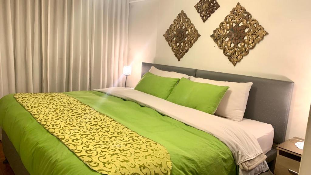 库斯科Cusco Magico 7 - Minidepartamento Las Torres Kayser的绿色的白色床,配有绿色的床单和枕头