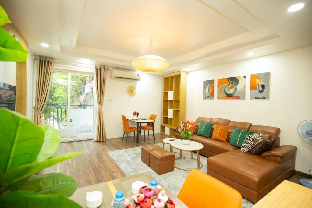 河内Sumitomo12- 535 Kim Mã Apartment for Japanese的客厅配有沙发和桌子