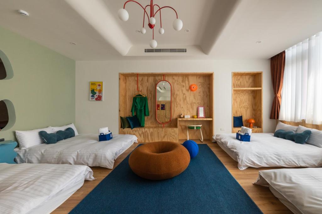 台南双层公寓 Duplex Apt.的一间设有三张床和椅子的房间