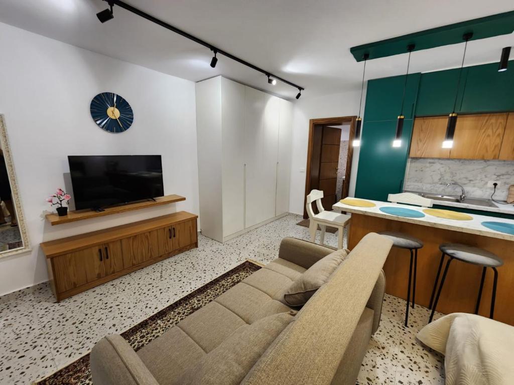 地拉那Pietro Guesthouse的带沙发和电视的客厅