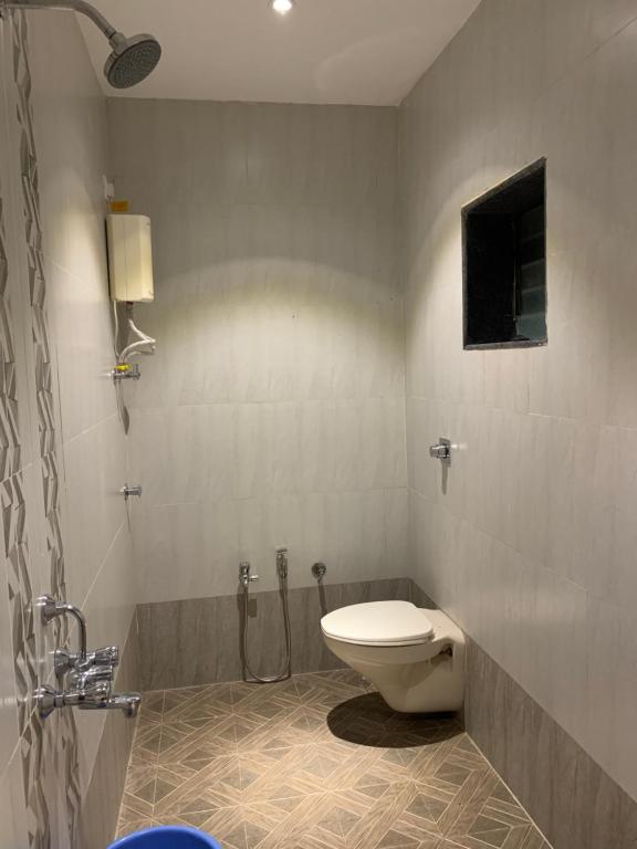 马尔万Tarkarli Resort Ganpat Prasad的带淋浴和卫生间的浴室。