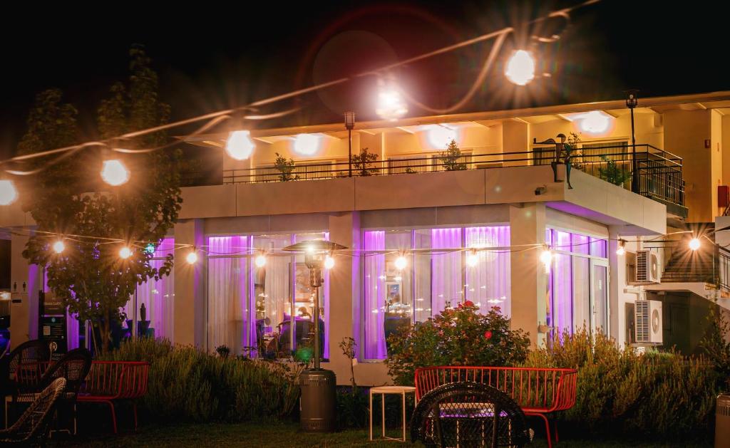 奥兰治The Oriana Orange - Retro Hotel & Resort的旁边是紫色灯的房子