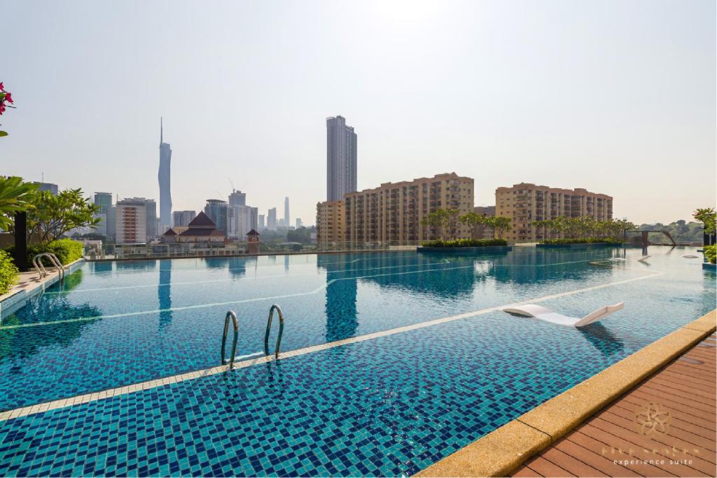 吉隆坡Sentral Suites Kuala Lumpur, Five Senses的一座城市天际线的游泳池