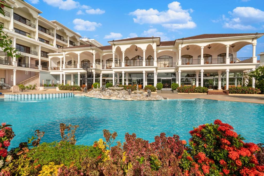 阿伯来Resort Rio的享有酒店外景,设有大型游泳池