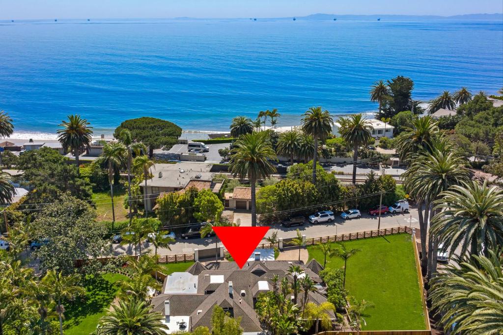 MontecitoMontecito Hamptons Style Gated Resort - Steps from the Beach的红色三角形房屋的空中景观