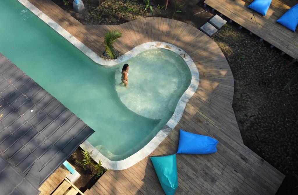 吉利特拉旺安Casa Kapuas的心形的游泳池的顶部景色