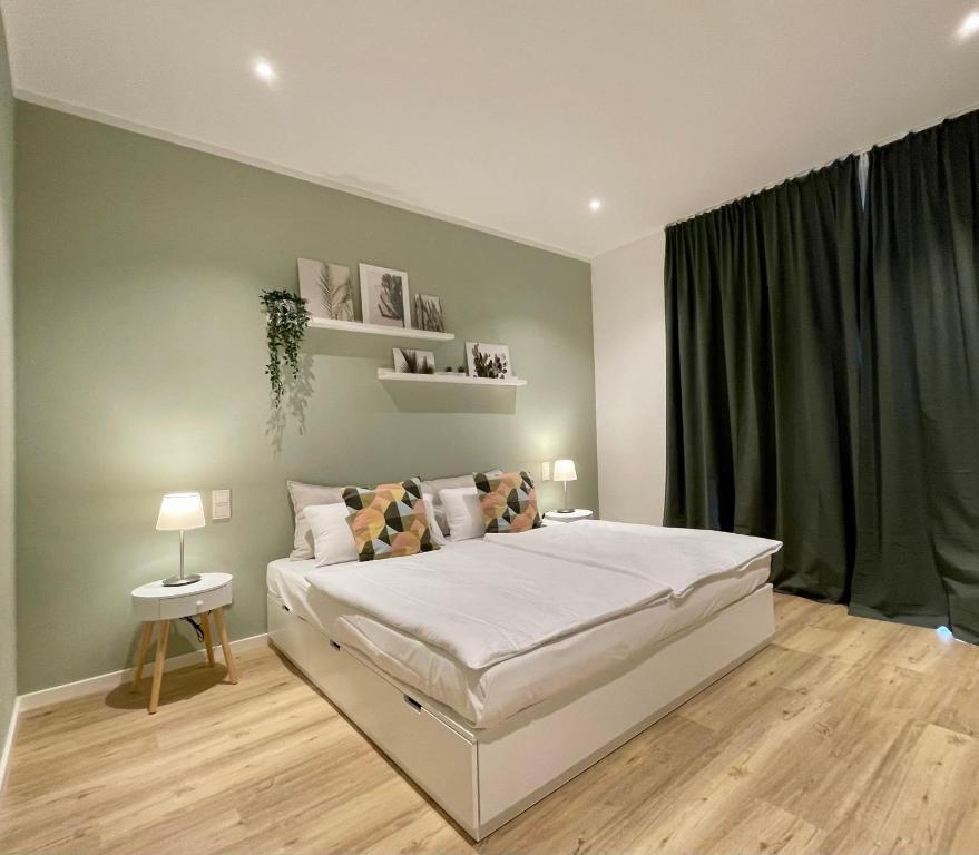 汉堡Condo Apartments Hamburg的卧室设有一张白色大床和一扇窗户。
