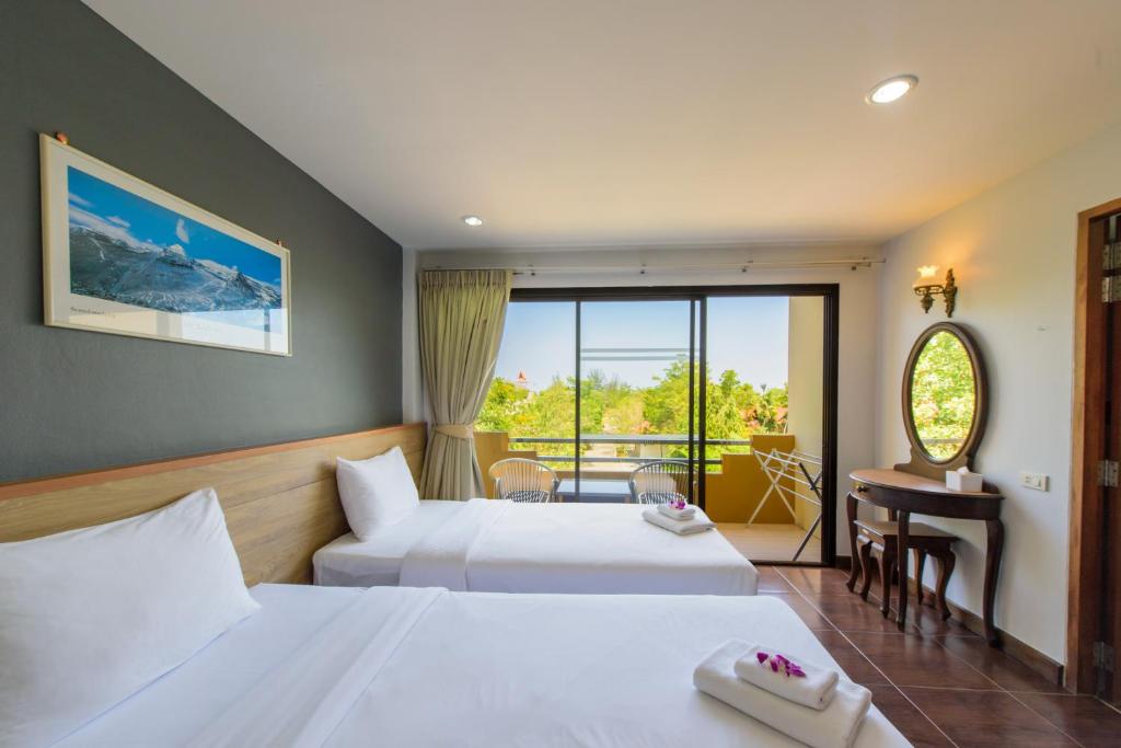 班克鲁特班格鲁德阿卡迪亚Spa度假酒店的酒店客房设有两张床和一个阳台。