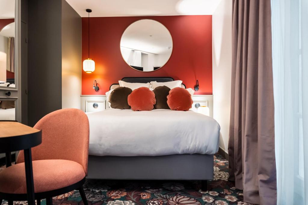 巴黎La Dépendance的两个泰迪熊坐在酒店房间的床边
