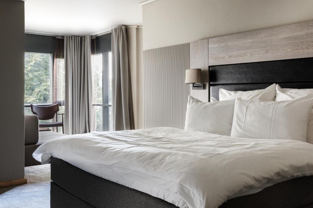 斯塔万格斯塔万格克丽奥酒店的酒店客房配有一张带白色枕头的大床