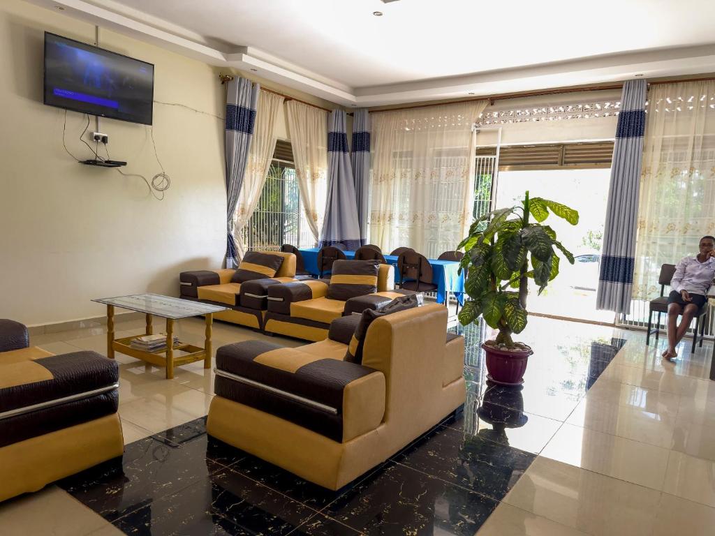 金贾Contra Hotel的带沙发和电视的等候室