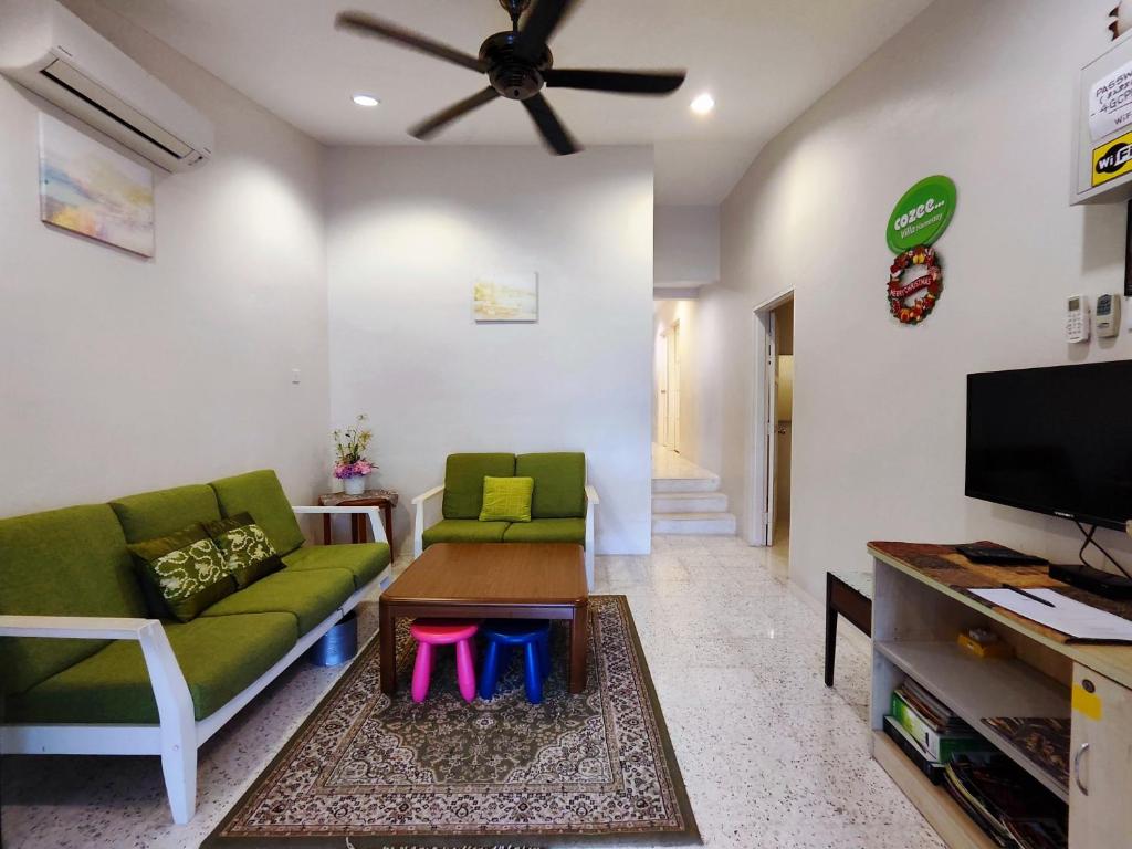 峇株巴辖TREX_Batu Pahat Homestay的带沙发和电视的客厅