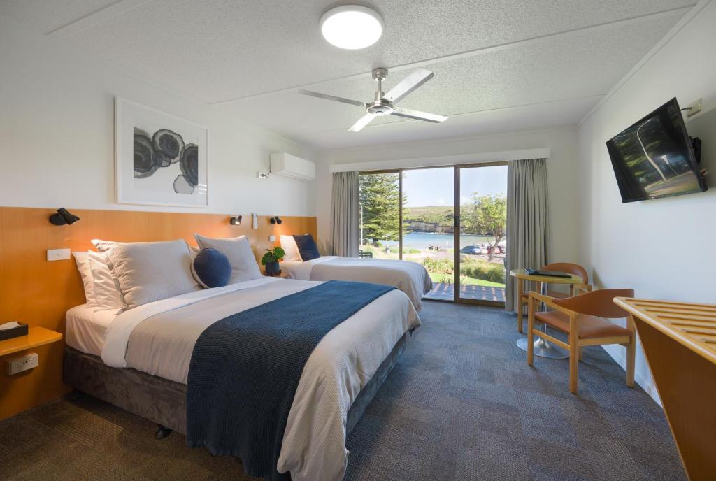 坎贝尔港阿德湖汽车旅馆的酒店客房设有两张床和一个阳台。