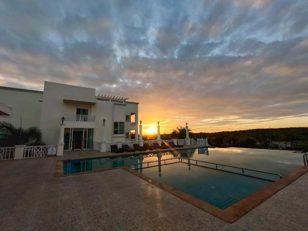 甲米镇甲米湾前度假酒店的日落时分带游泳池的别墅