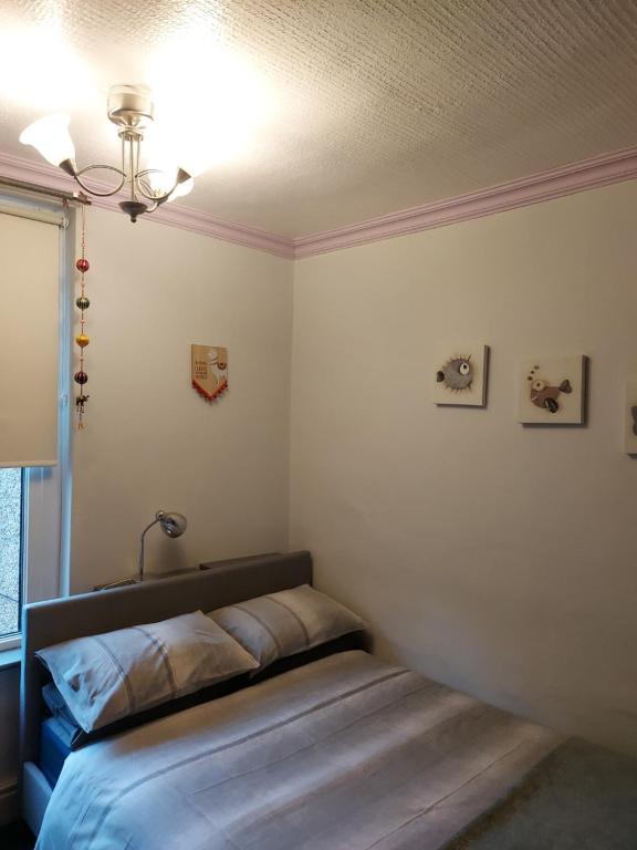 希舍姆Morecambe Seaside Room的卧室位于客房的角落,配有一张床