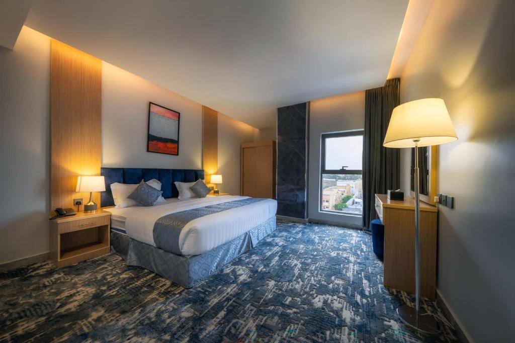艾卜哈فندق بيرلي ابها的酒店客房设有床和窗户。