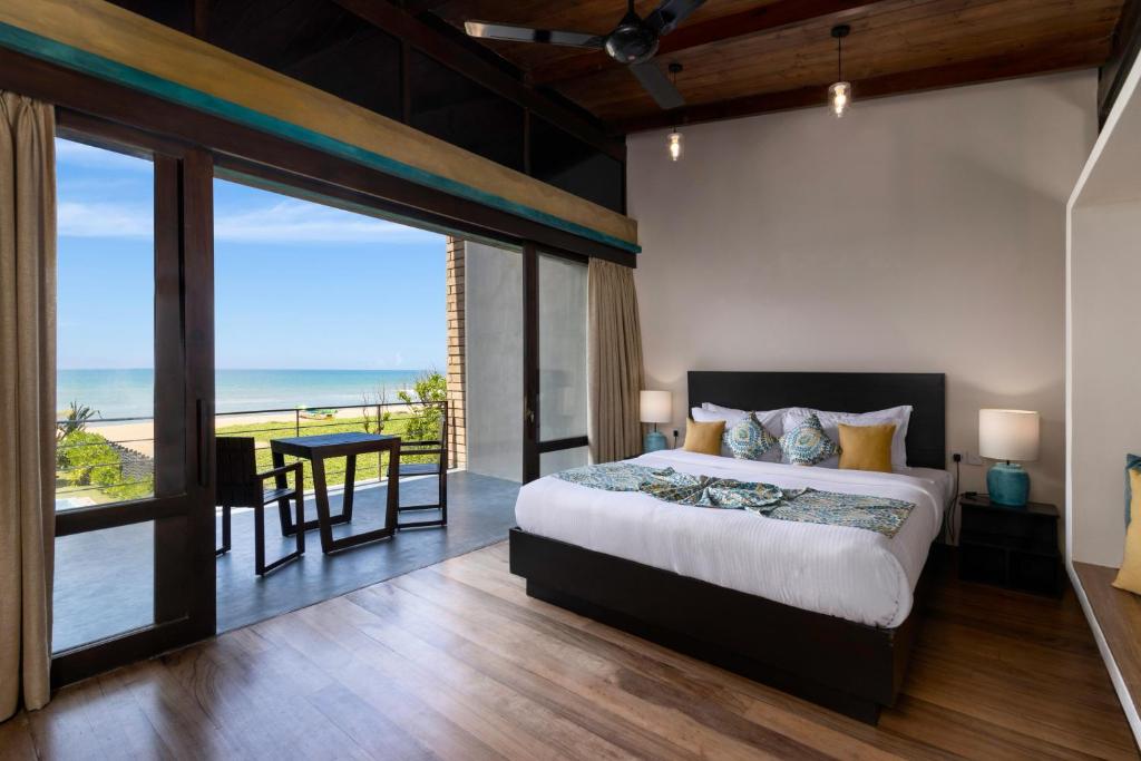 瓦都瓦Inidi Leisure Luxury Villas的一间卧室配有一张床,享有海景