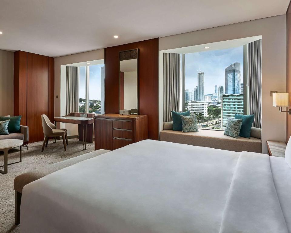 雅加达雅加达君悦酒店的酒店客房设有一张大床和一张书桌。