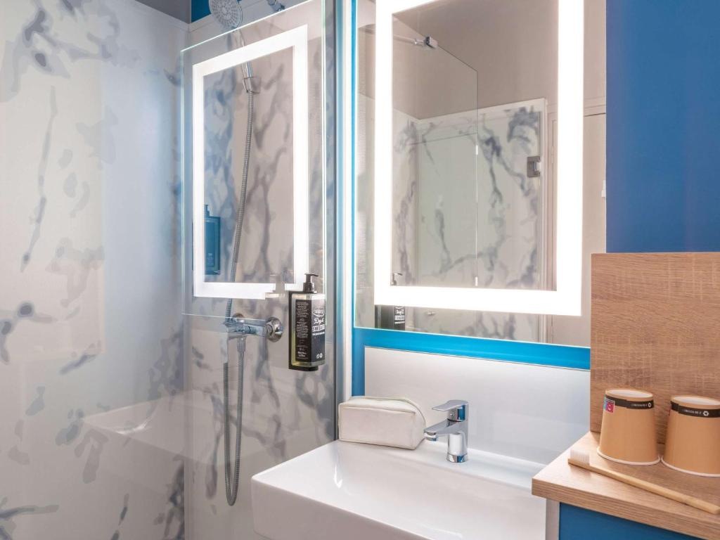 庞坦巴黎庞坦门宜必思快捷酒店的一间带水槽和淋浴的浴室