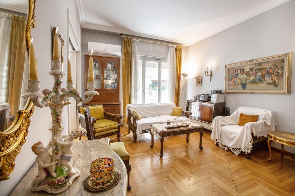 雅典Vintage apartment KOLONAKI的客厅拥有白色的墙壁和木地板。