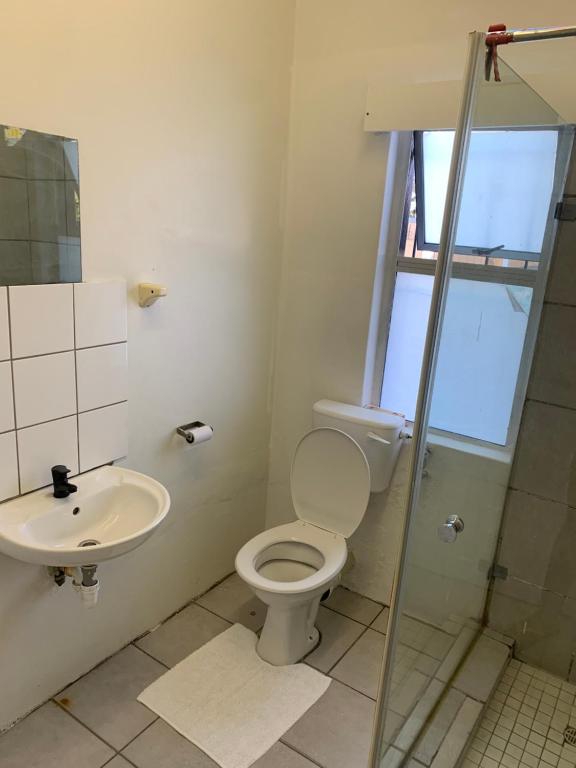 开普敦A house , Akan trust的一间带卫生间和水槽的浴室