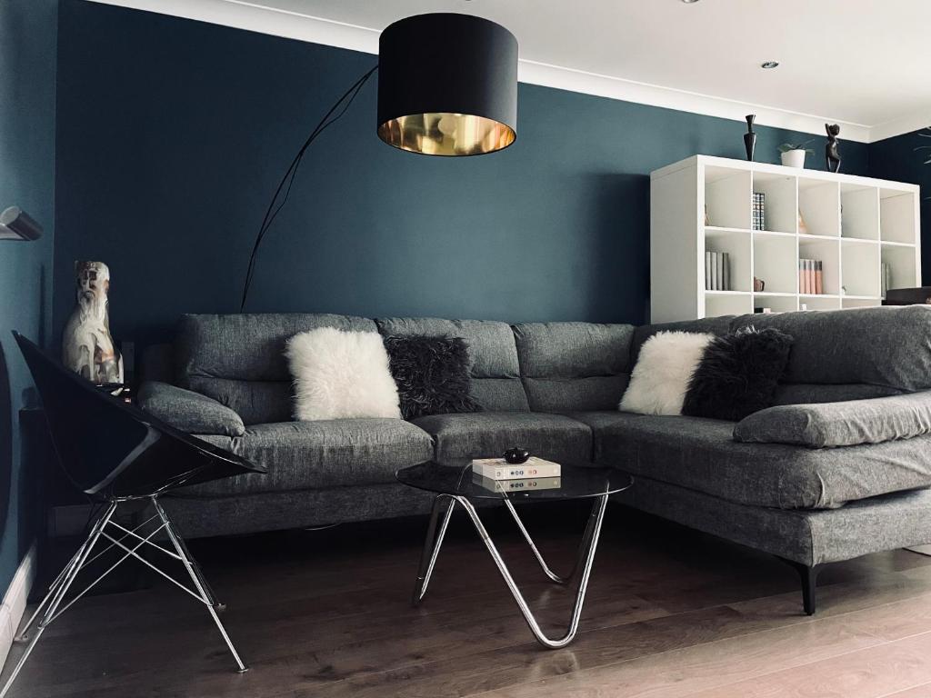 伦敦Luxury mid century Apartment的客厅配有灰色的沙发和桌子