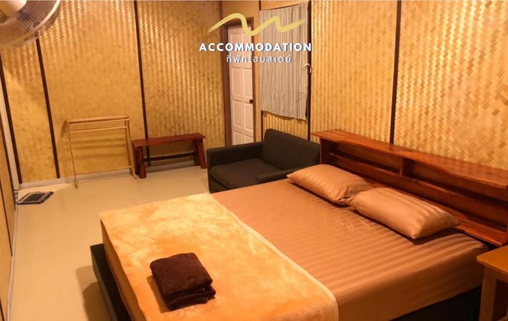 俊穆岛岩石景露台旅馆的一间卧室配有一张床和一张沙发