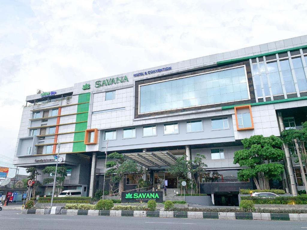 玛琅Savana Hotel & Convention Malang的前面有沙姆森标志的建筑