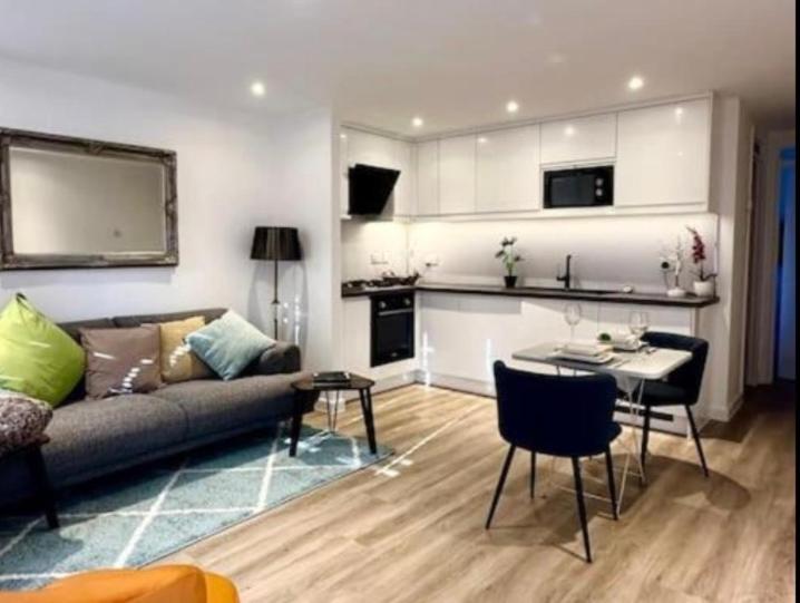 浦耳Sea View Apartment Poole Quay - FREE Parking的客厅配有沙发和桌子