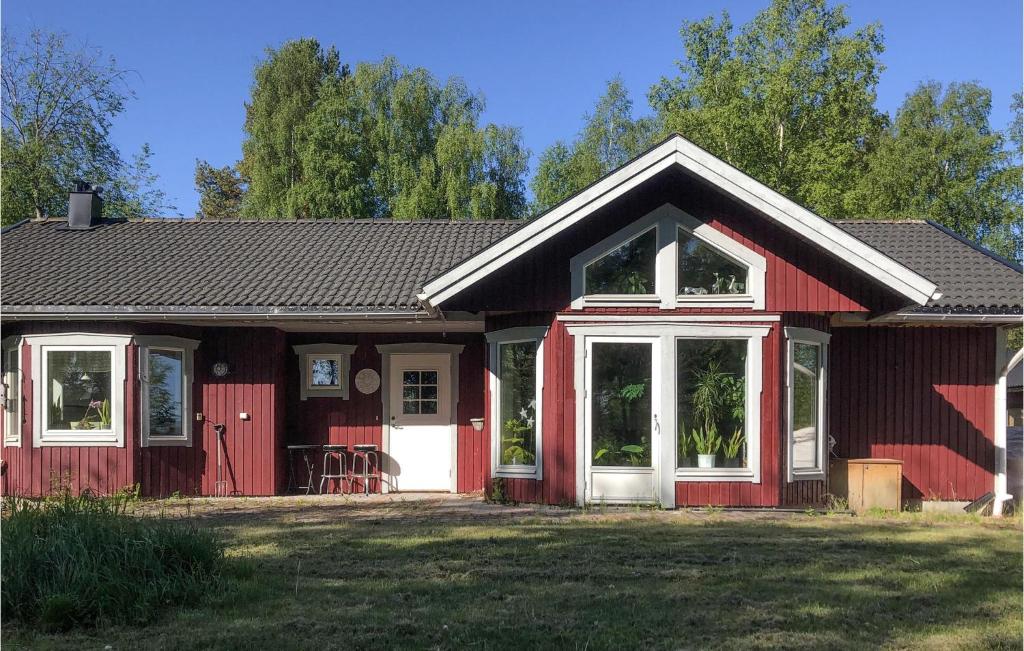 艾尔夫达伦Stunning Home In lvdalen With Sauna的红色的房子,有白色的门和窗户
